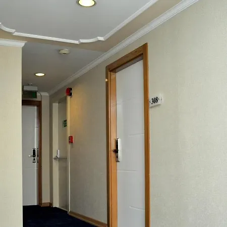 Ξενοδοχείο Lion 3*